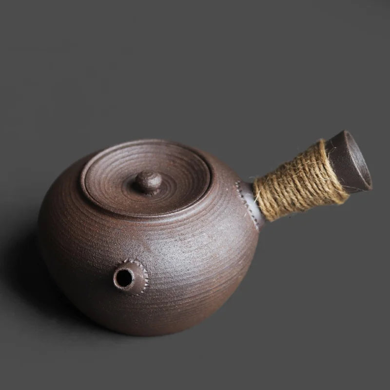 Théière style japonais en poterie grossière, artisanale.